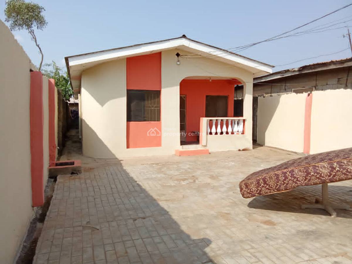 Four Bedrooms Bungalow, Ijegun, Ijegun, Ikotun, Lagos, Detached Bungalow for Sale