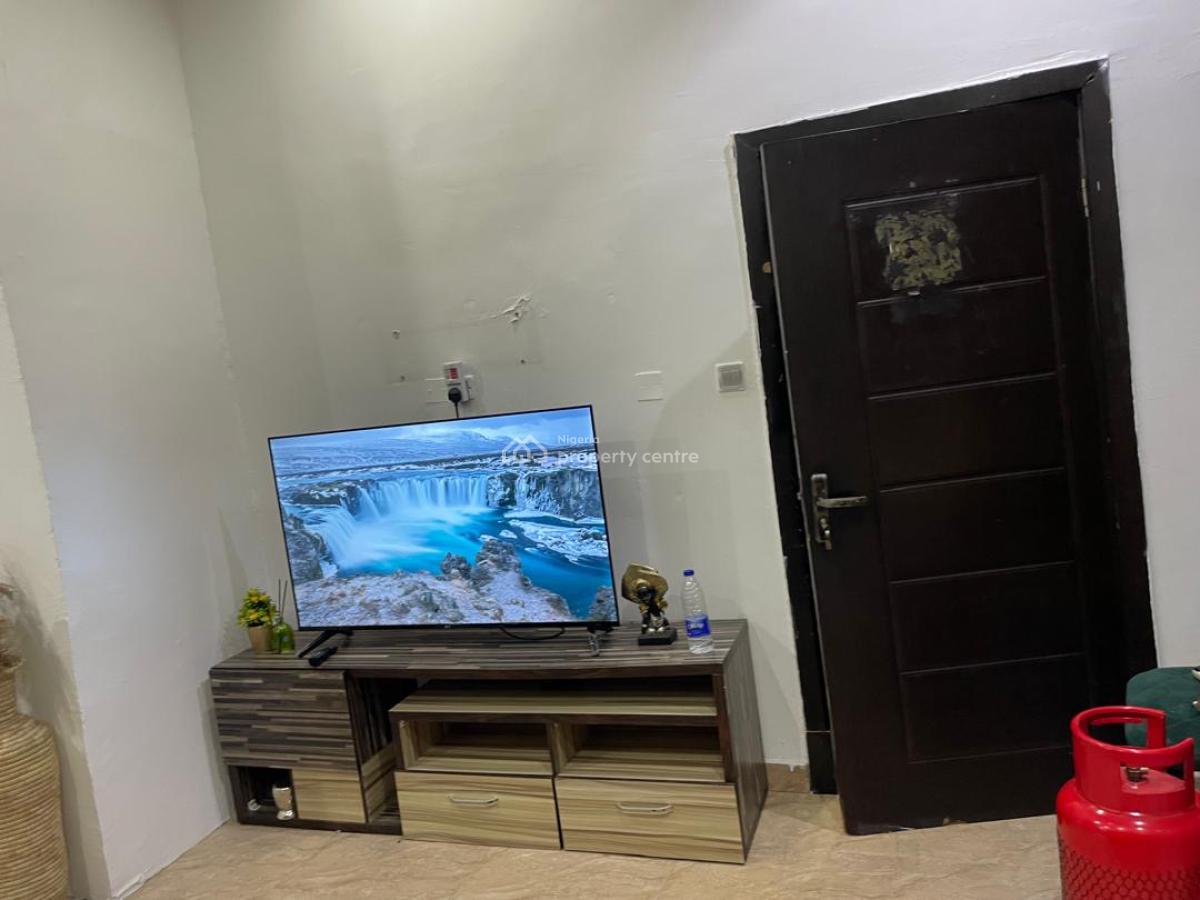 Savvy and Chill Out, 25 Onifeko Chervron, Lekki Phase 2, Lekki, Lagos, Self Contain (single Rooms) Short Let