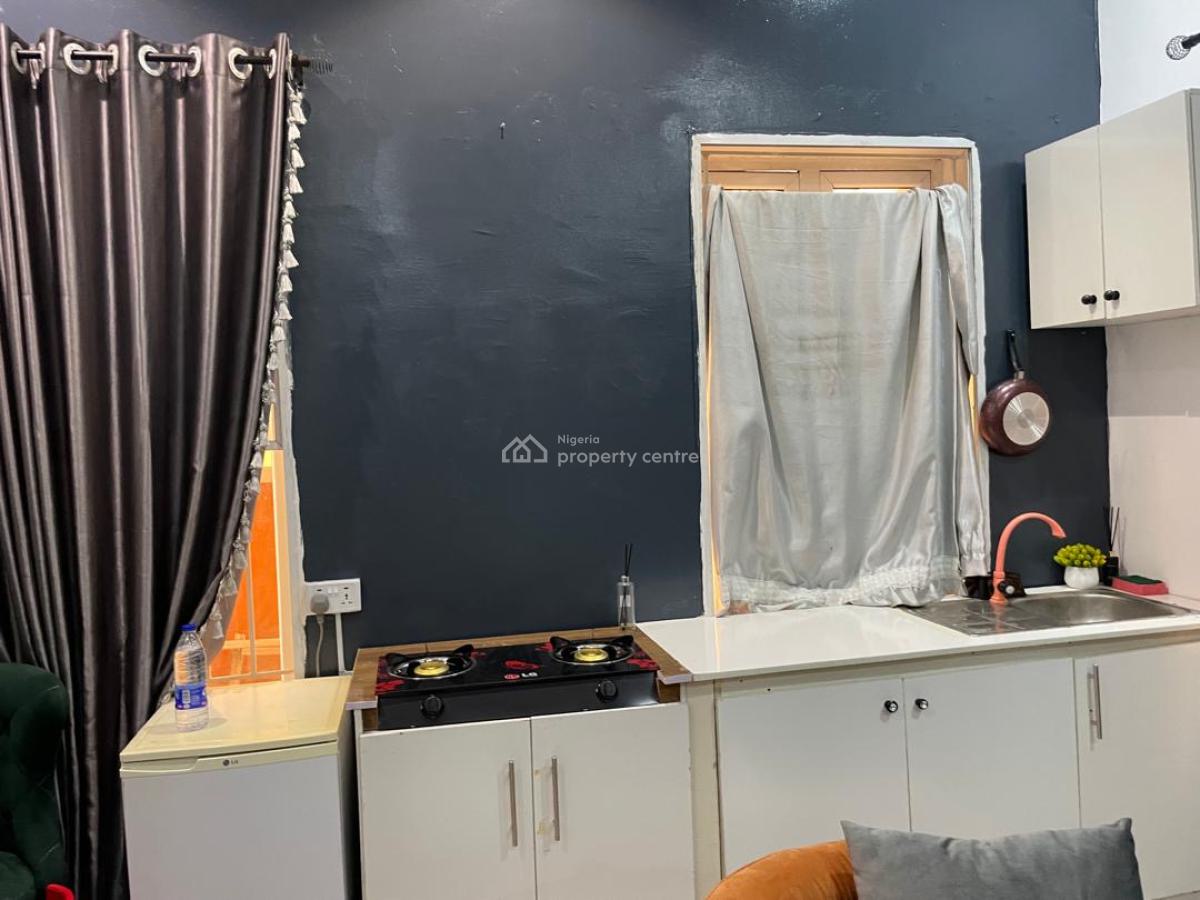 Savvy and Chill Out, 25 Onifeko Chervron, Lekki Phase 2, Lekki, Lagos, Self Contain (single Rooms) Short Let