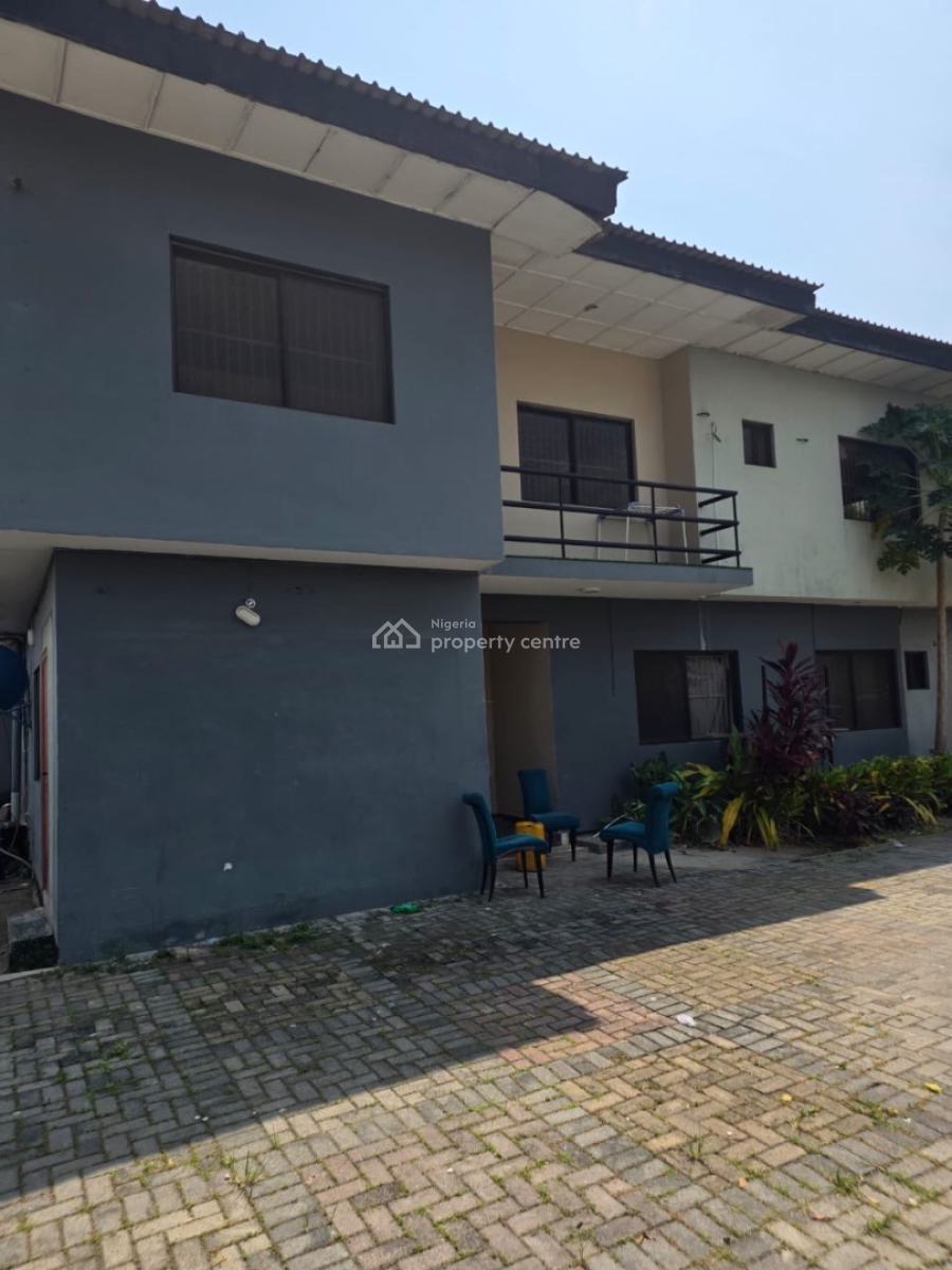 Massive Twin-duplex Property on Large Compound -- Ideal for Residential, Lekki Phase 1, Lekki, Lagos, House for Rent