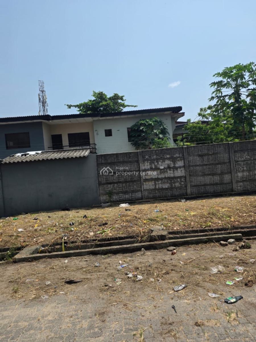 Massive Twin-duplex Property on Large Compound -- Ideal for Residential, Lekki Phase 1, Lekki, Lagos, House for Rent