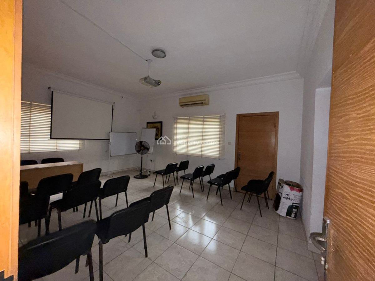 a Well Maintained Self Serviced  5 Bedroom Semi Detached House with Bq, Lekki, Lekki, Lagos, Detached Duplex for Rent