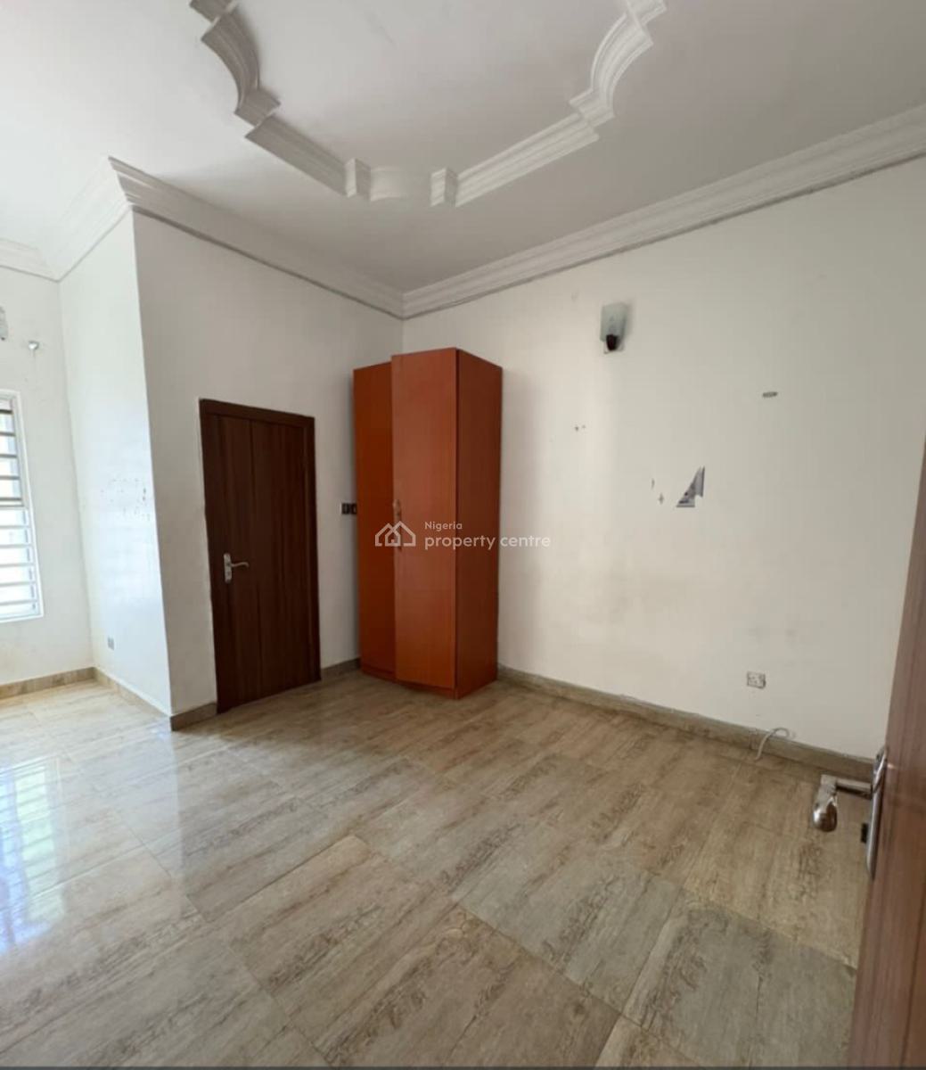Large Unit  Room Upstairs, Lekki County, Ikota, Lekki, Lagos, Flat / Apartment for Rent