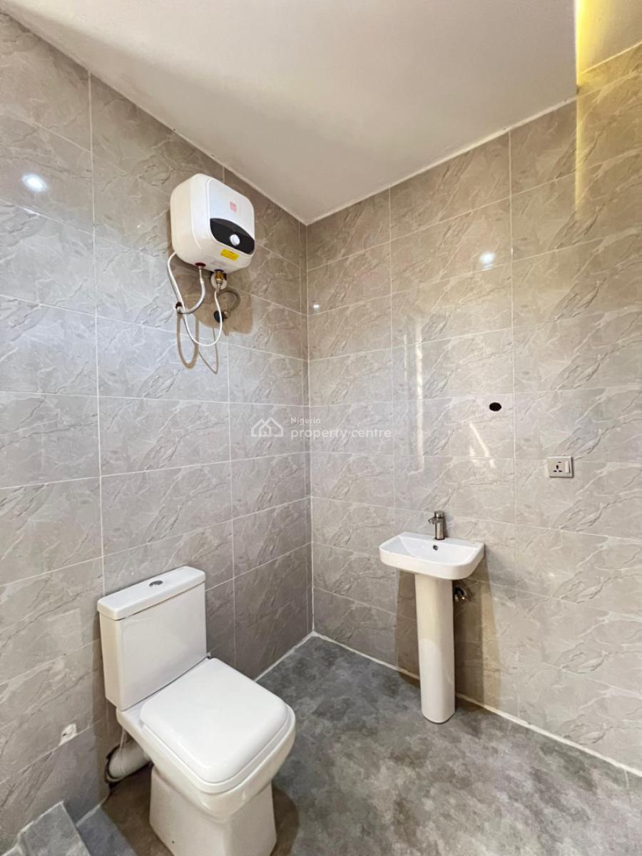 Investment Worthy 3 Bedroom Apartment with Bq, Lekki Phase 1, Lekki, Lagos, Flat / Apartment for Sale