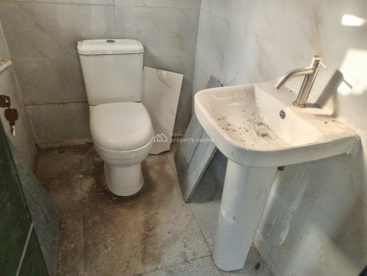 Distress 2bedroom Inside an Estate, Ikate Lekki, Ikate, Lekki, Lagos, Flat / Apartment for Sale