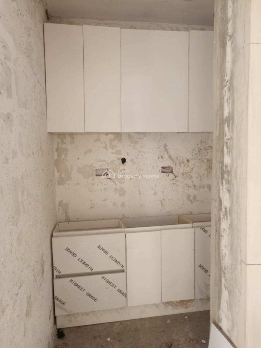 Distress 2bedroom Inside an Estate, Ikate Lekki, Ikate, Lekki, Lagos, Flat / Apartment for Sale