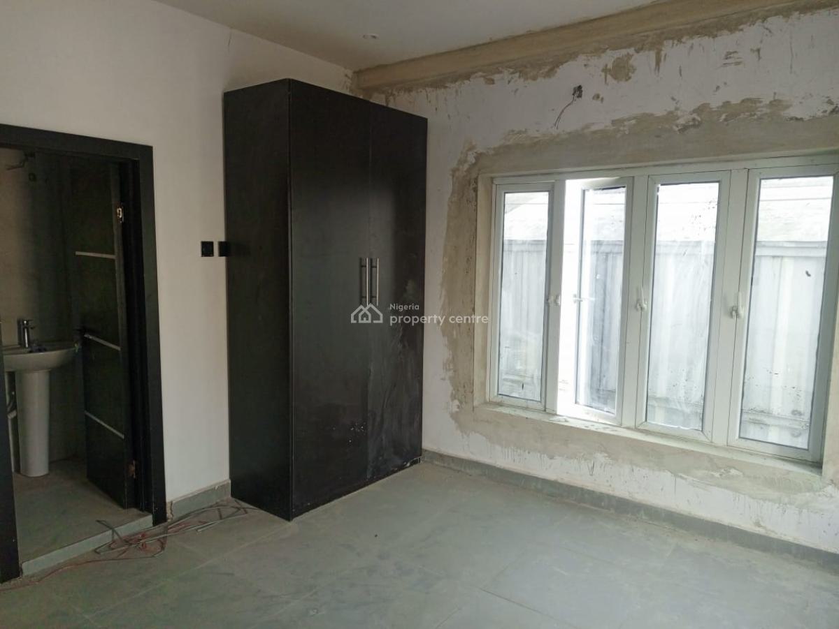 Distress 2bedroom Inside an Estate, Ikate Lekki, Ikate, Lekki, Lagos, Flat / Apartment for Sale