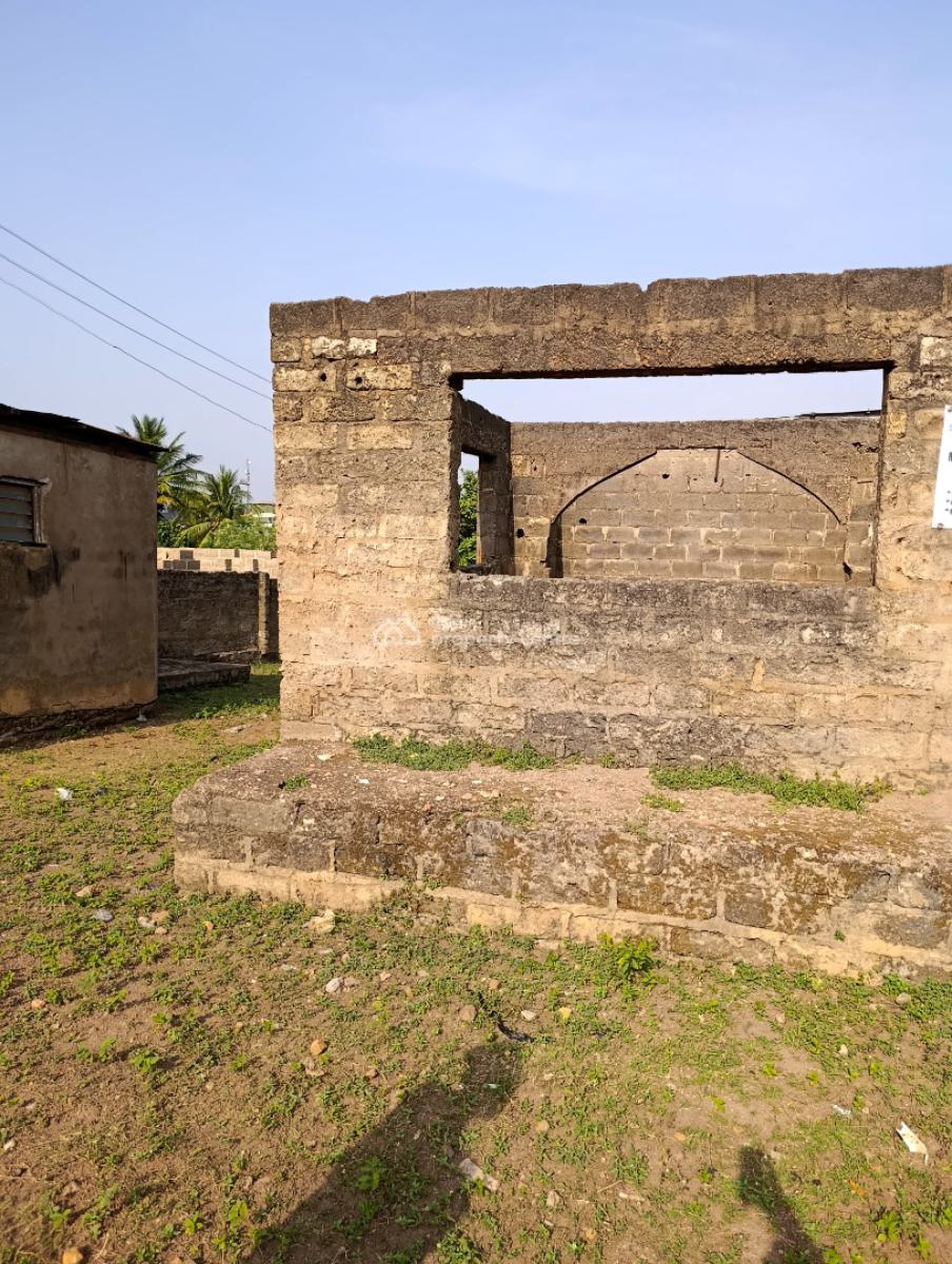 Uncompleted 16 Rooms Tenement Building on 850sqm of Land, Gbaremu, Alakia, Ibadan, Oyo, Block of Flats for Sale