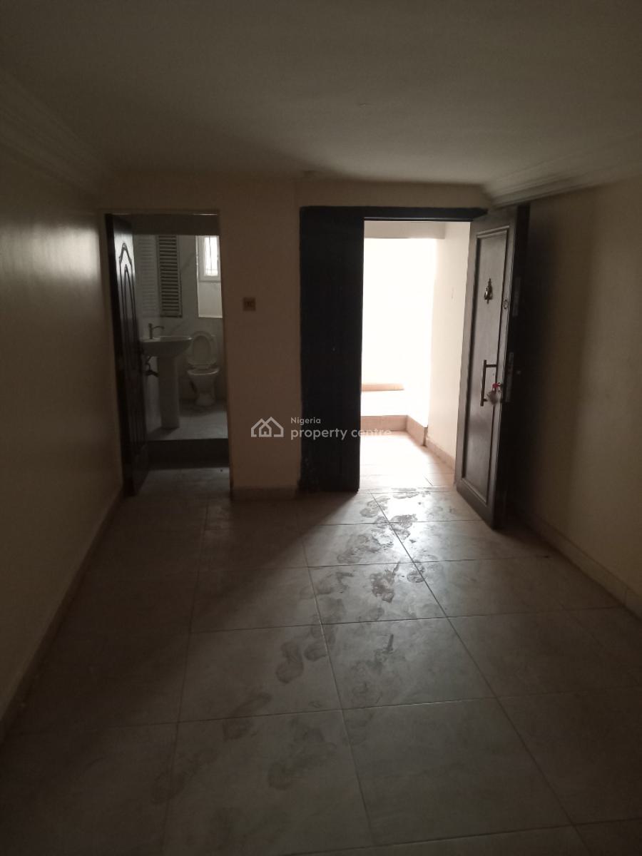 a Very Good Spacious 3-bedroom Flat, Idu-karmo District Abuja ( After Nizamiyel Hospital) Turkish Hospital., Idu Industrial, Abuja, Flat / Apartment for Rent