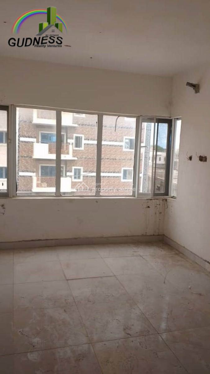 Serviced 3-bedroom En-suite Upstairs Flat with Bq, New Road, Lekki, Lagos, Flat / Apartment for Sale