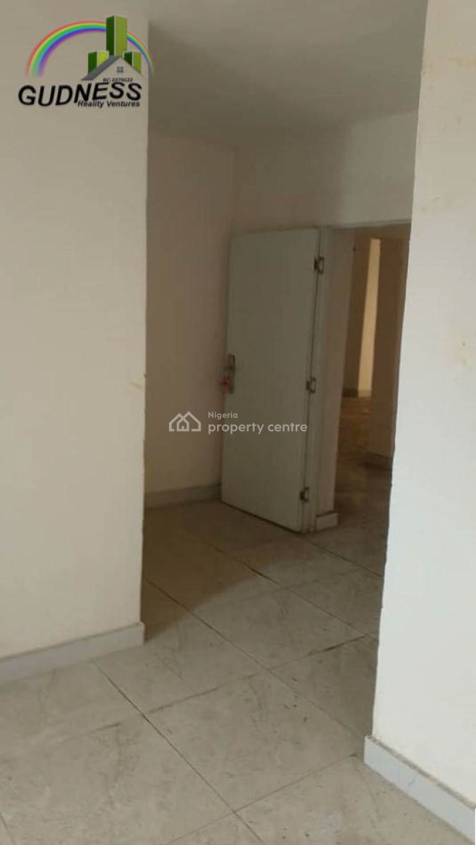 Serviced 3-bedroom En-suite Upstairs Flat with Bq, New Road, Lekki, Lagos, Flat / Apartment for Sale