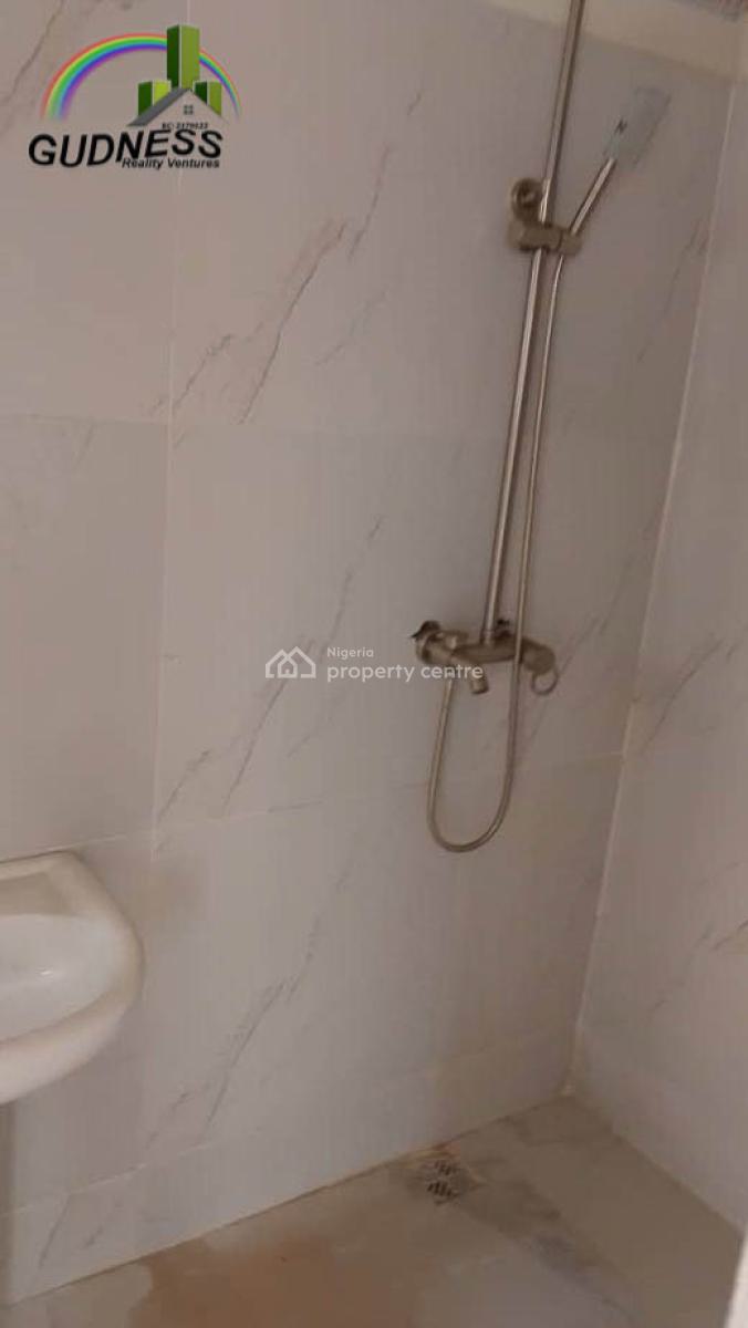 Serviced 3-bedroom En-suite Upstairs Flat with Bq, New Road, Lekki, Lagos, Flat / Apartment for Sale