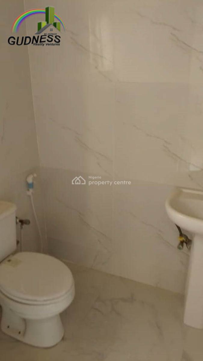 Serviced 3-bedroom En-suite Upstairs Flat with Bq, New Road, Lekki, Lagos, Flat / Apartment for Sale