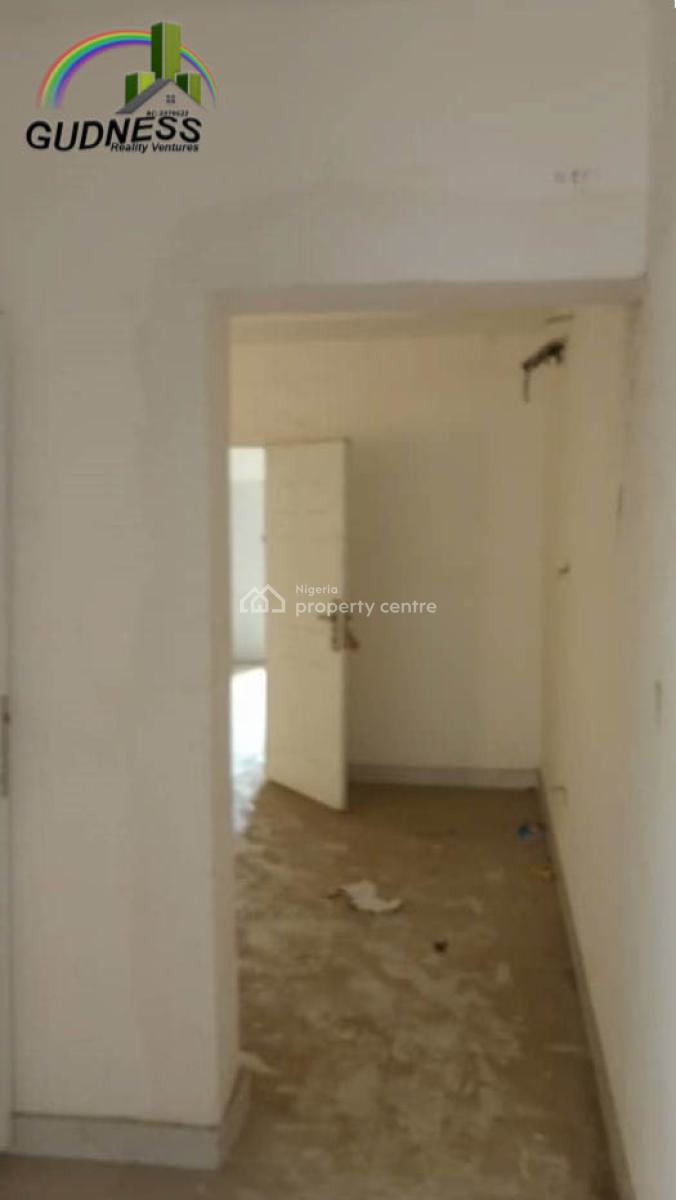 Serviced 3-bedroom En-suite Upstairs Flat with Bq, New Road, Lekki, Lagos, Flat / Apartment for Sale