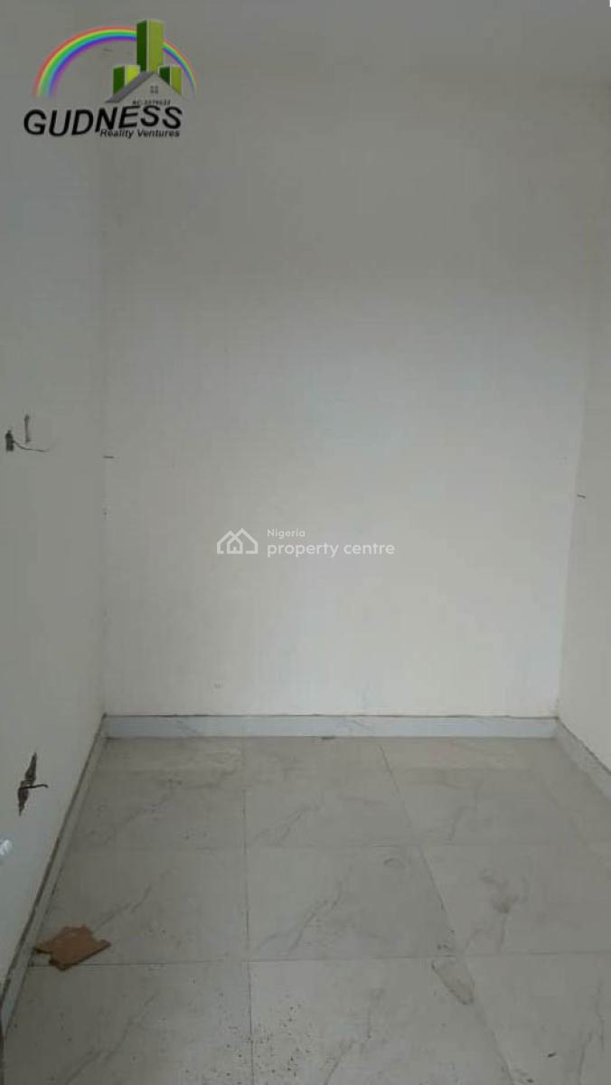 Serviced 3-bedroom En-suite Upstairs Flat with Bq, New Road, Lekki, Lagos, Flat / Apartment for Sale