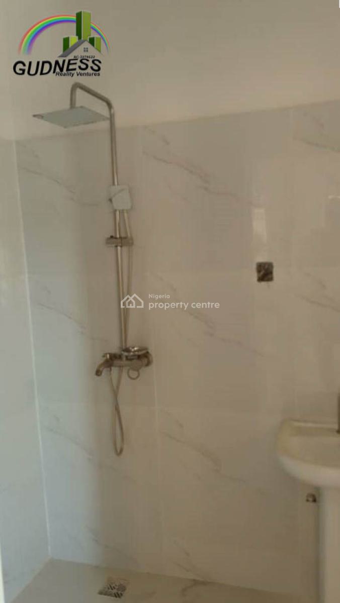 Serviced 3-bedroom En-suite Upstairs Flat with Bq, New Road, Lekki, Lagos, Flat / Apartment for Sale