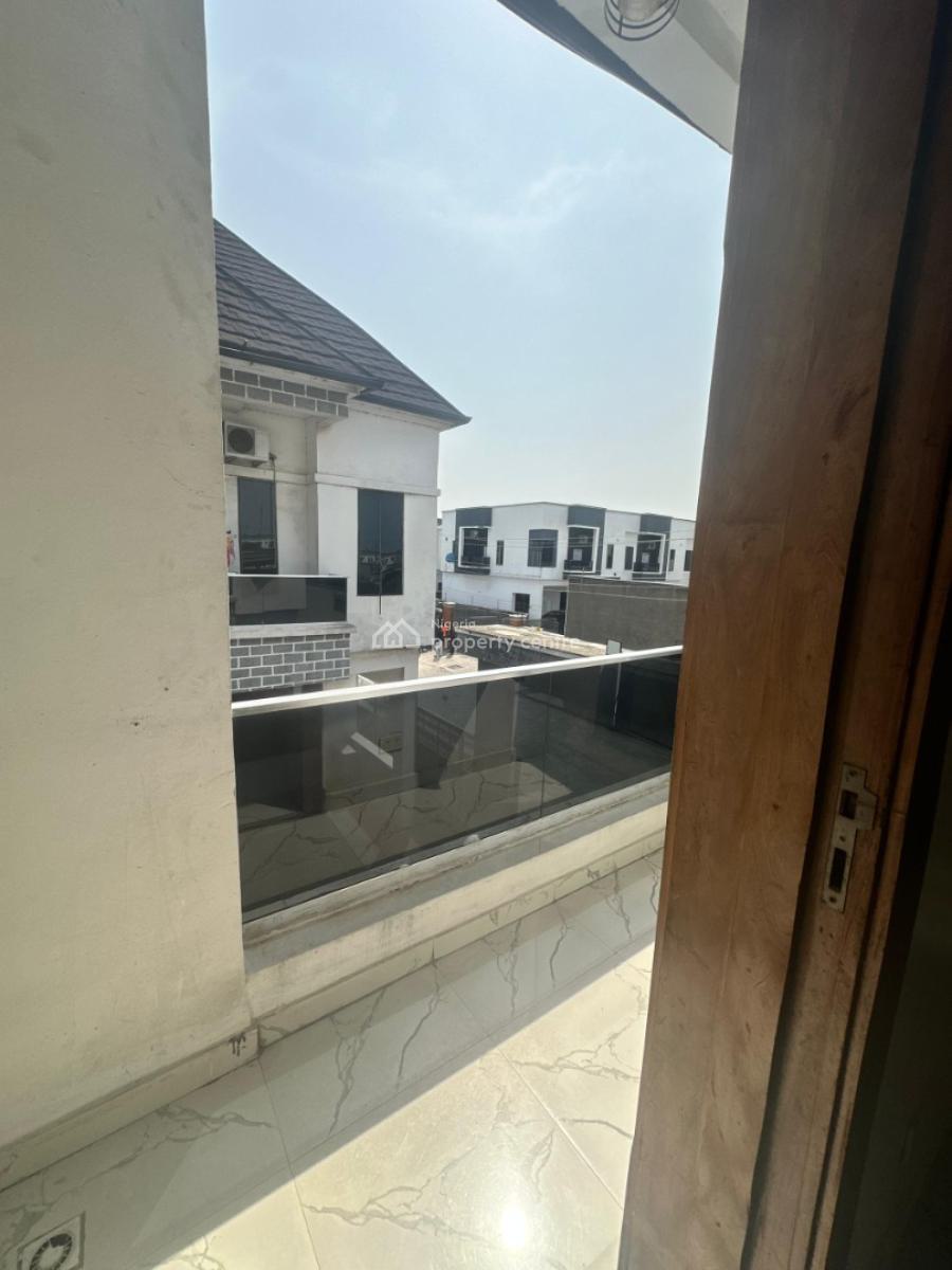 Spacious Master Bedroom Upstairs Very Clean, Emcel Garden, Orchid Rd Eleganza Bustop, Lekki, Lagos, Flat / Apartment for Rent