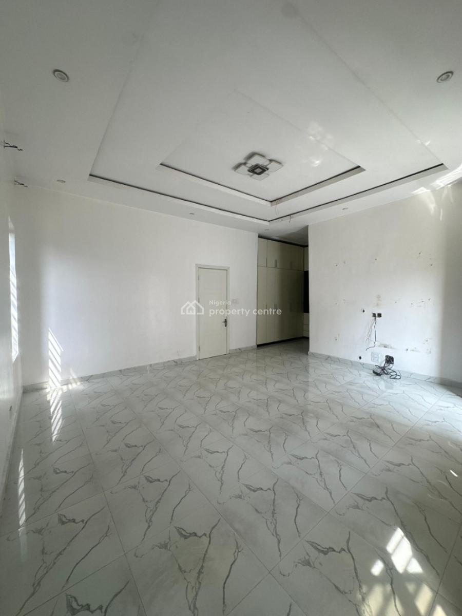 Spacious Master Bedroom Upstairs Very Clean, Emcel Garden, Orchid Rd Eleganza Bustop, Lekki, Lagos, Flat / Apartment for Rent