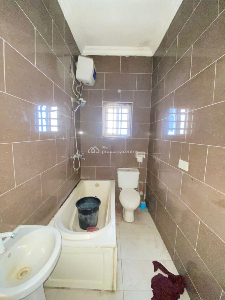 Spacious 2 Bedroom Apartment Upstairs, Lekki Phase 1, Lekki, Lagos, Flat / Apartment for Rent