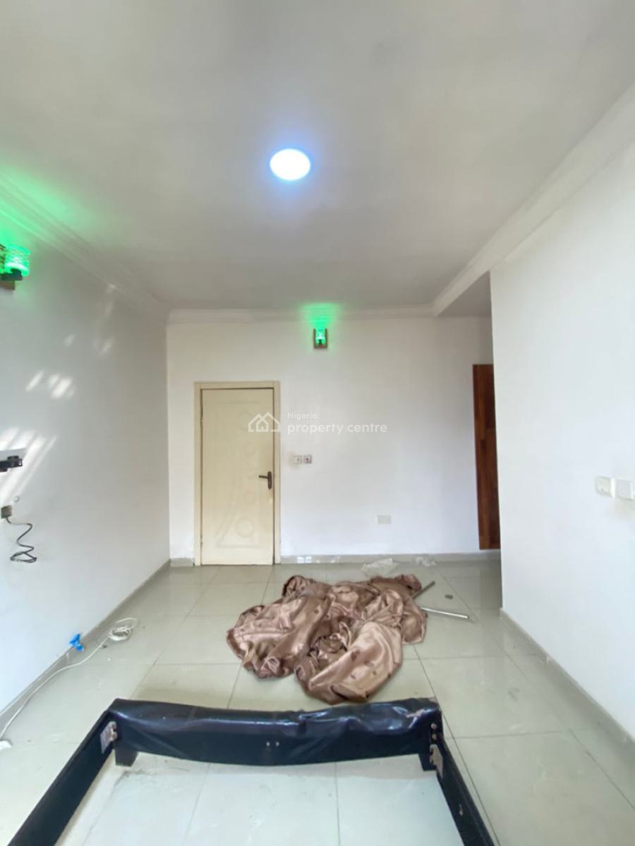 Spacious 2 Bedroom Apartment Upstairs, Lekki Phase 1, Lekki, Lagos, Flat / Apartment for Rent