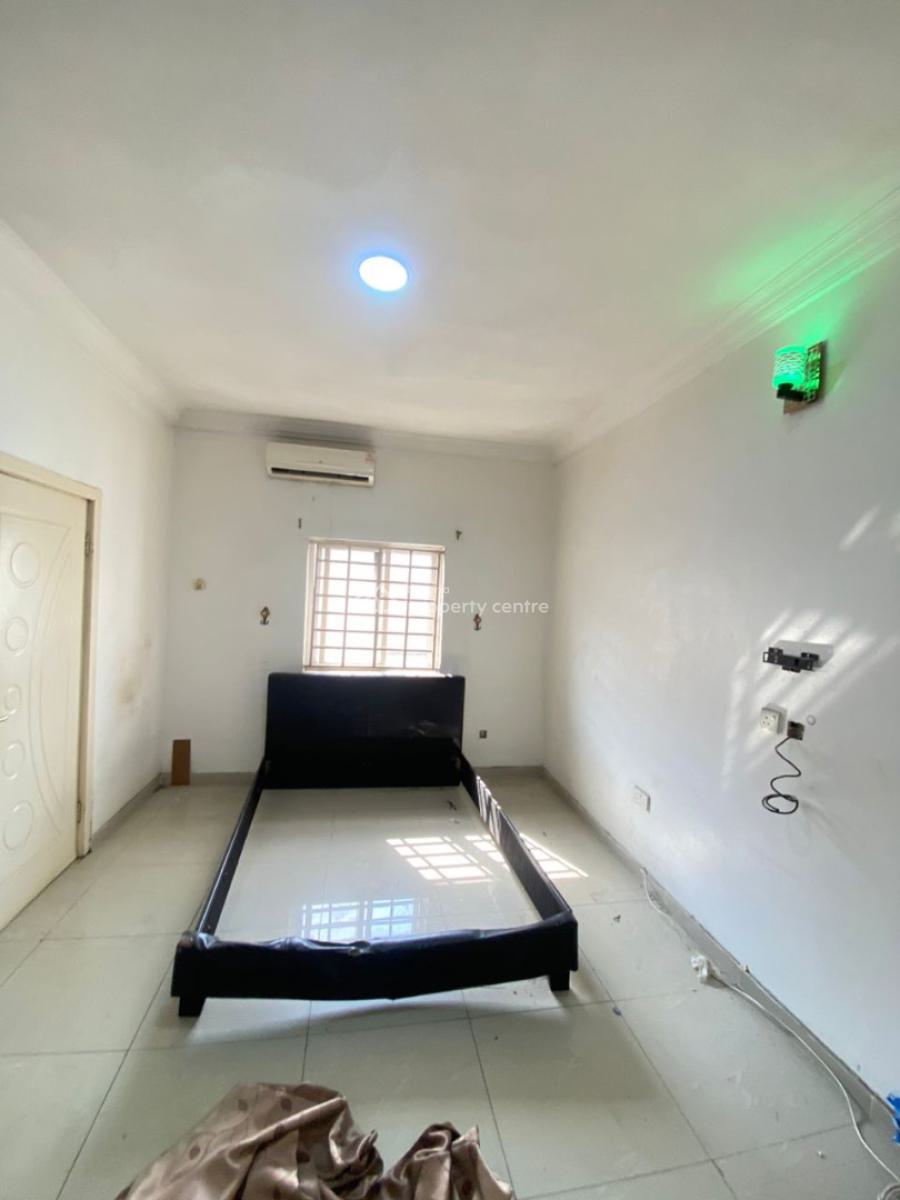 Spacious 2 Bedroom Apartment Upstairs, Lekki Phase 1, Lekki, Lagos, Flat / Apartment for Rent