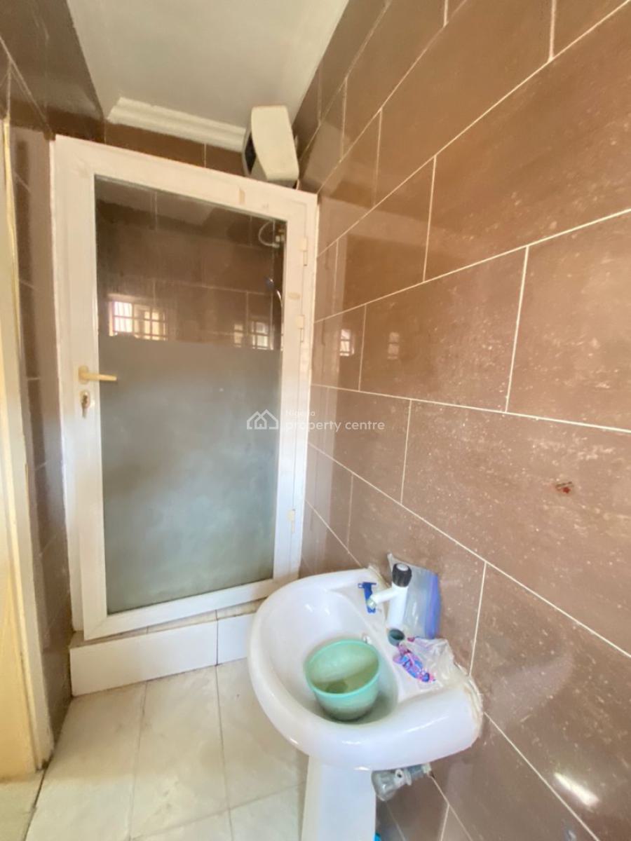 Spacious 2 Bedroom Apartment Upstairs, Lekki Phase 1, Lekki, Lagos, Flat / Apartment for Rent