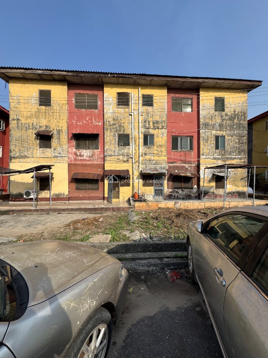 Distress 3 Bedroom Apartment, Surulere, Lagos, Block of Flats for Sale