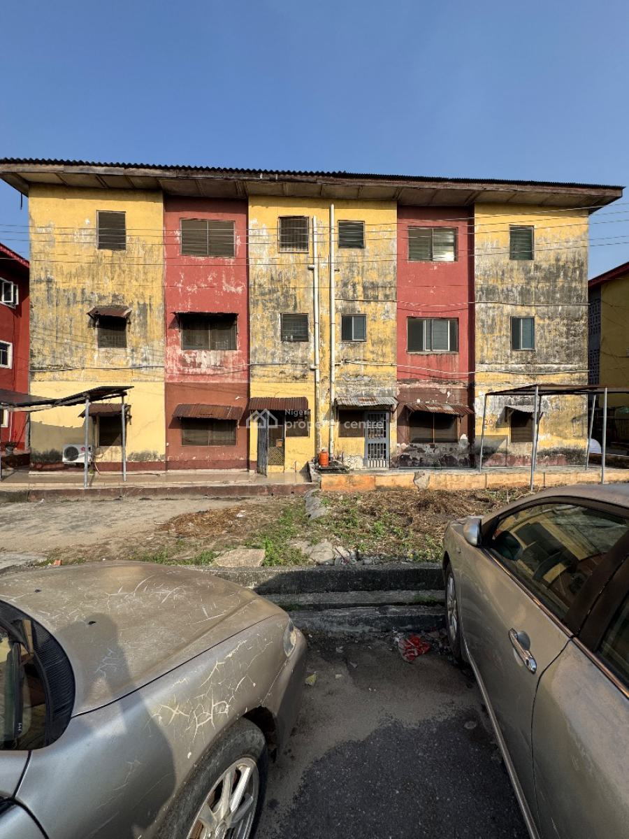 Distress 3 Bedroom Apartment, Surulere, Lagos, Block of Flats for Sale