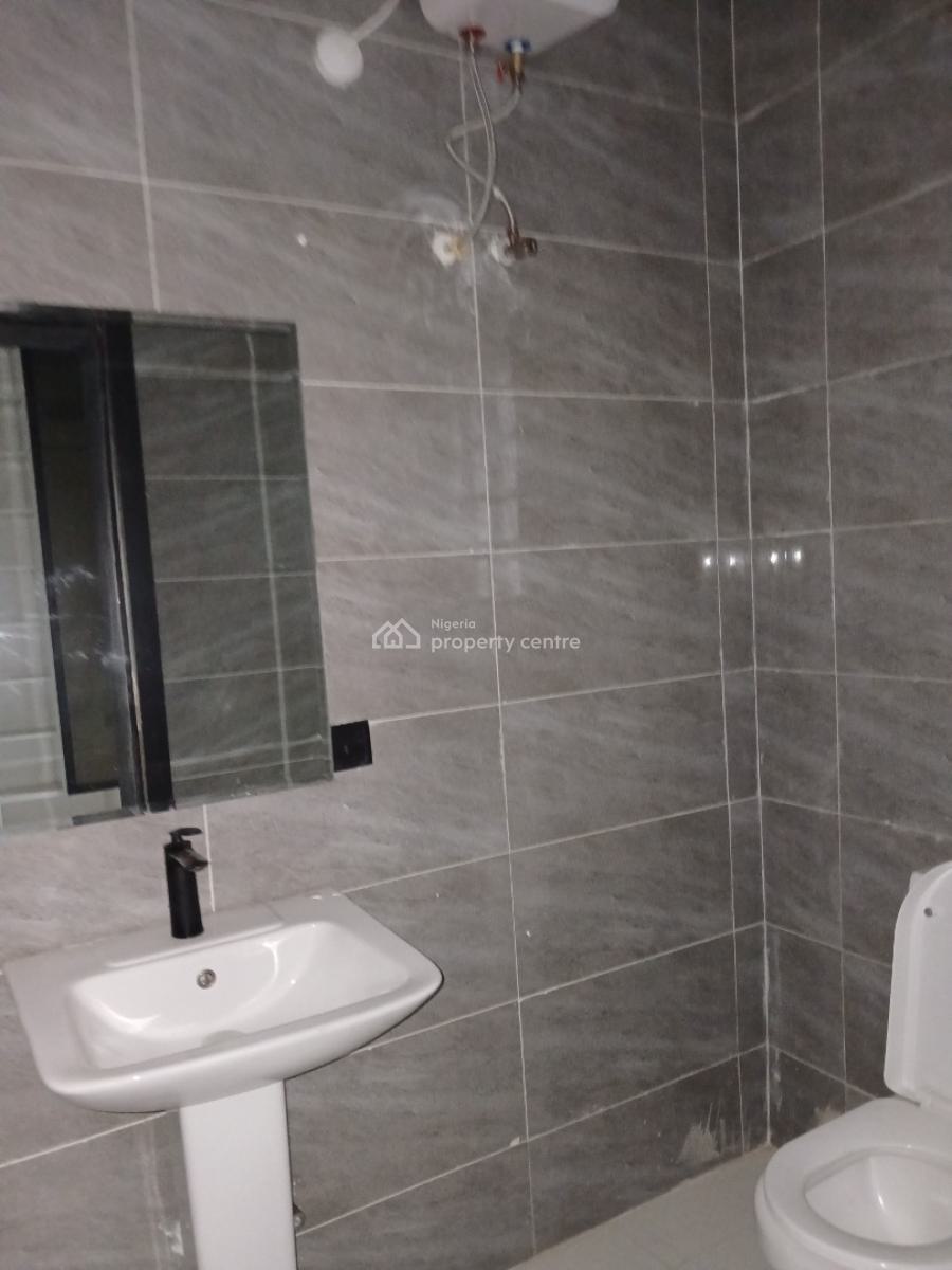 Newly Built and Serviced with 24/7 Power Supply 3 Bedroom En-suite Fla, Lekki Phase 1, Lekki, Lagos, Flat / Apartment for Rent