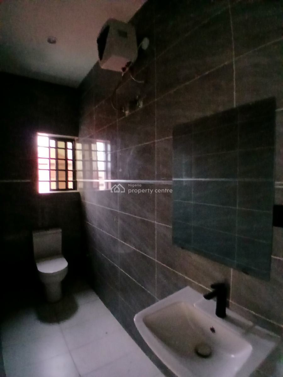 Newly Built and Serviced with 24/7 Power Supply 3 Bedroom En-suite Fla, Lekki Phase 1, Lekki, Lagos, Flat / Apartment for Rent