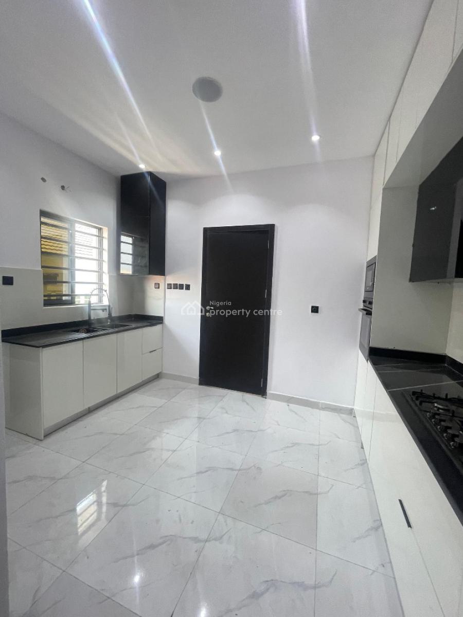 Spacious Three (3) Bedroom Apartment with Bq, Lekki Phase 1, Lekki, Lagos, Flat / Apartment for Rent
