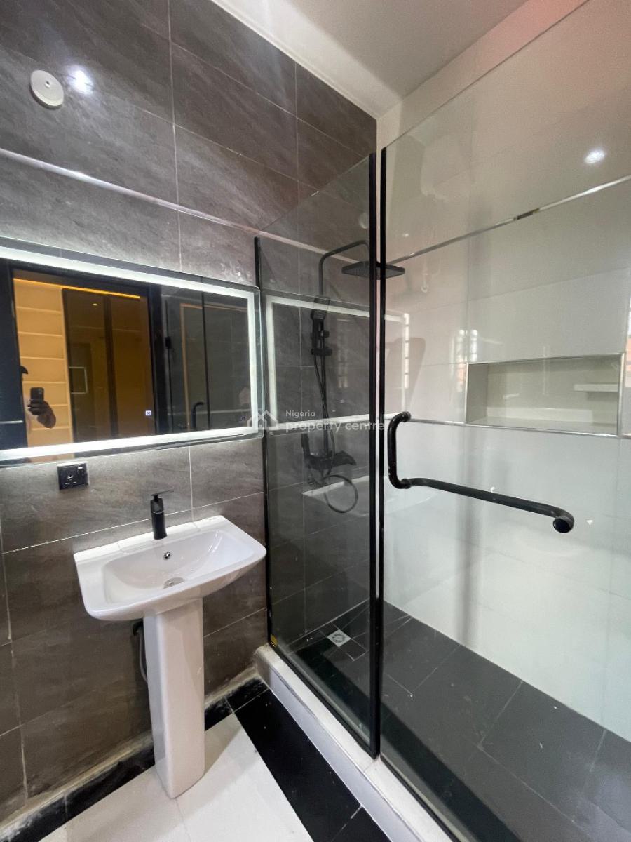 Spacious Three (3) Bedroom Apartment with Bq, Lekki Phase 1, Lekki, Lagos, Flat / Apartment for Rent