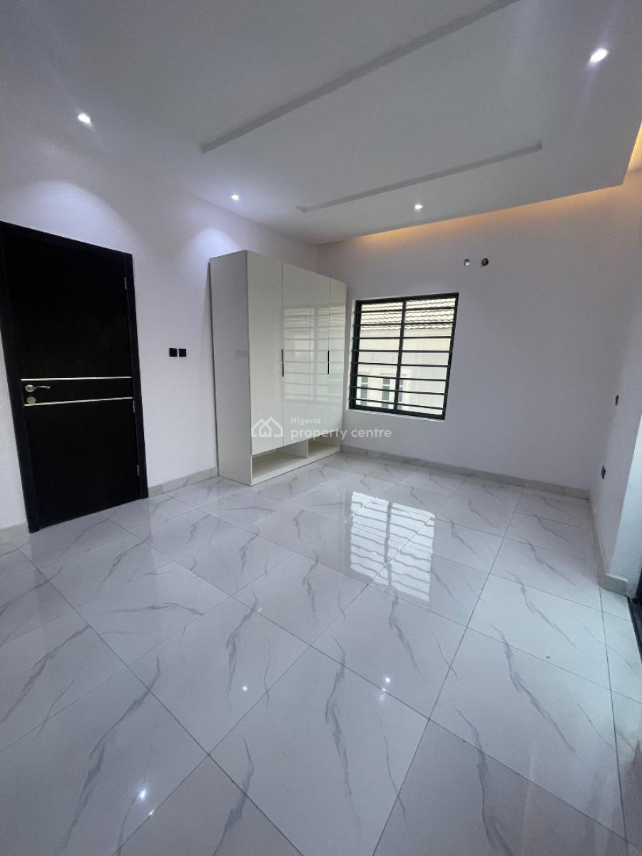 Spacious Three (3) Bedroom Apartment with Bq, Lekki Phase 1, Lekki, Lagos, Flat / Apartment for Rent