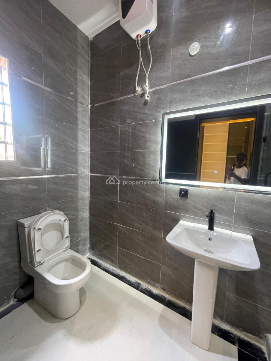 Spacious Three (3) Bedroom Apartment with Bq, Lekki Phase 1, Lekki, Lagos, Flat / Apartment for Rent