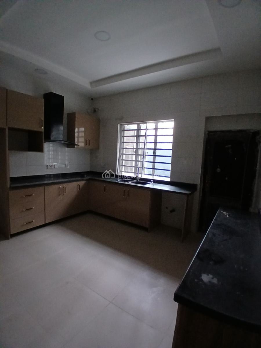 New and Serviced 4 Bedroom En-suite Townhouse with 1 Room Bq, Lekki Phase 1, Lekki, Lagos, Terraced Duplex for Rent