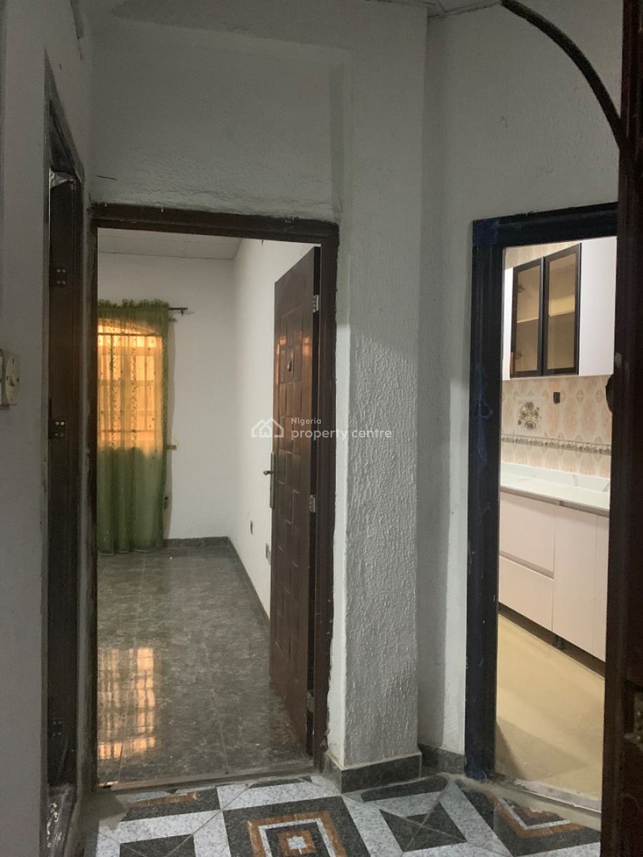 Well Maintained 3 Bedroom Flat on Second Floor, Off Olatilewa Street, Surulere, Lagos, Flat / Apartment for Rent