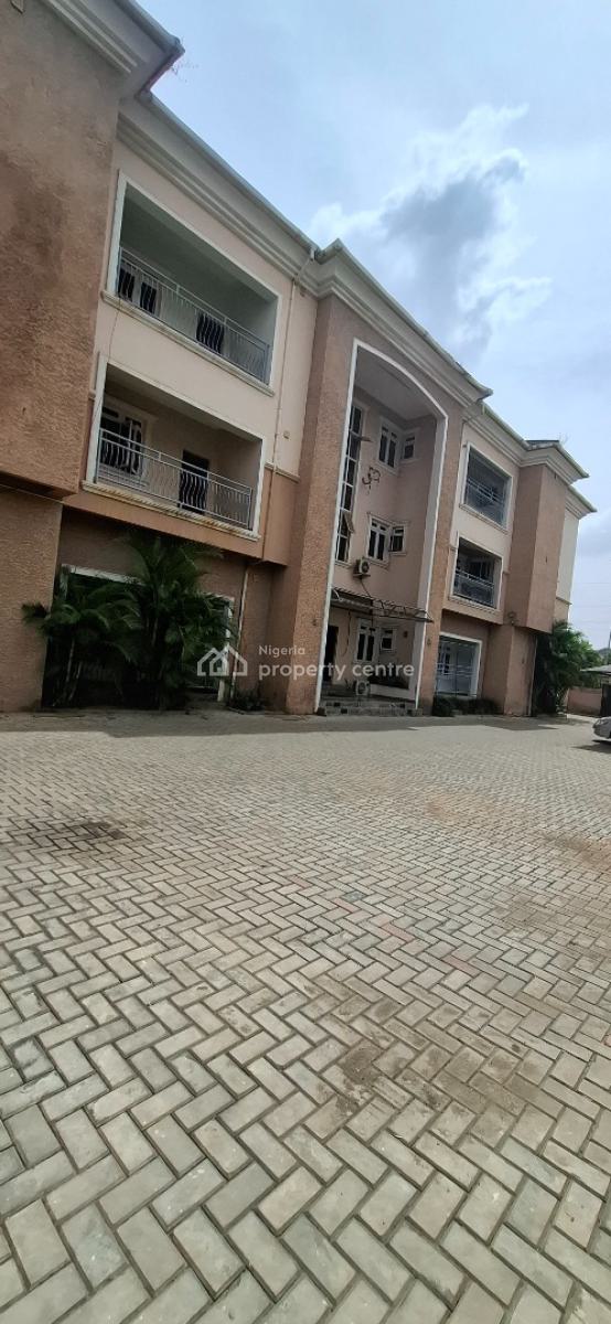 Standard 3 Bedroom with Bq, Guzape District, Abuja, Flat / Apartment for Rent
