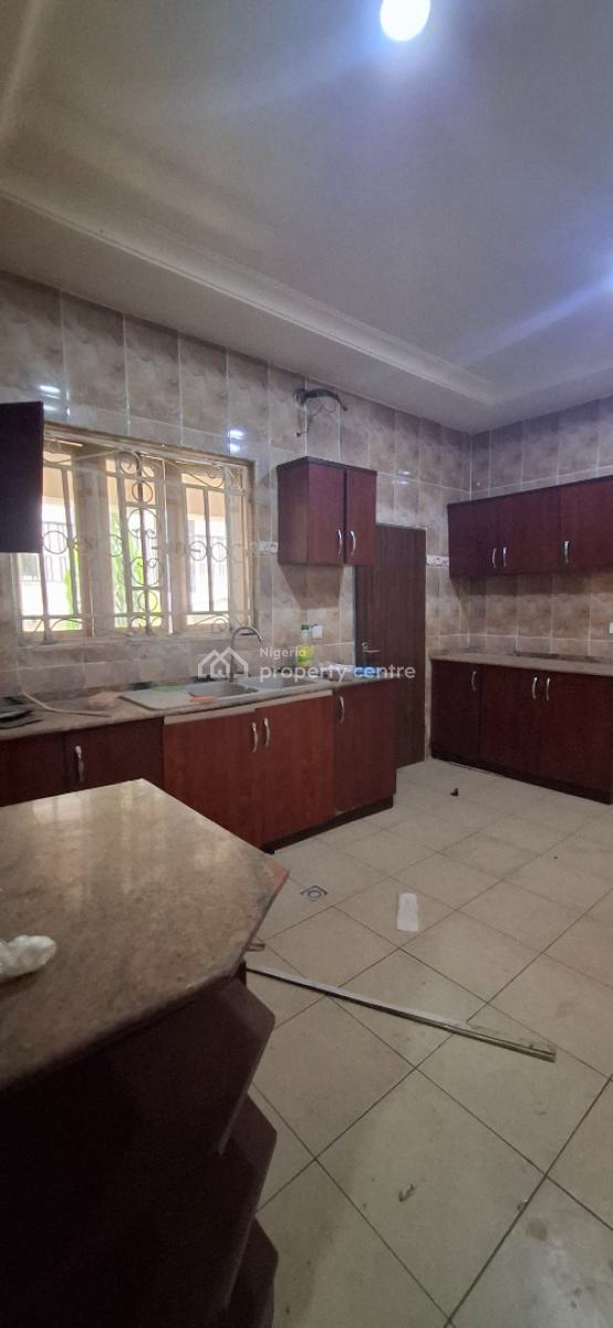 Standard 3 Bedroom with Bq, Guzape District, Abuja, Flat / Apartment for Rent