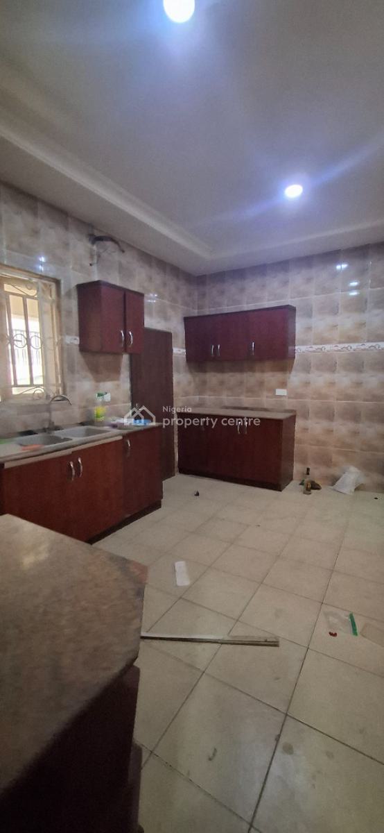 Standard 3 Bedroom with Bq, Guzape District, Abuja, Flat / Apartment for Rent