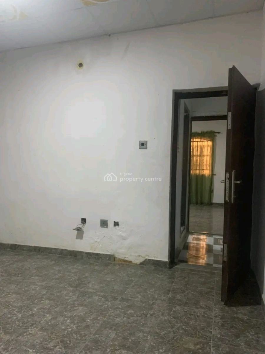 Spacious 3 Bedroom Flat on Top Floor, Surulere, Lagos, Flat / Apartment for Rent