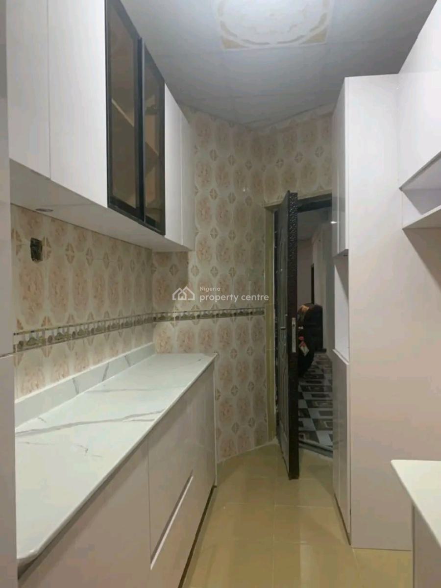 Spacious 3 Bedroom Flat on Top Floor, Surulere, Lagos, Flat / Apartment for Rent