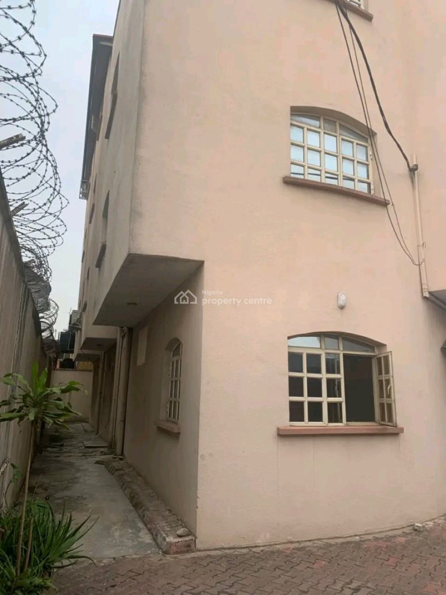 Spacious 3 Bedroom Flat on Top Floor, Surulere, Lagos, Flat / Apartment for Rent