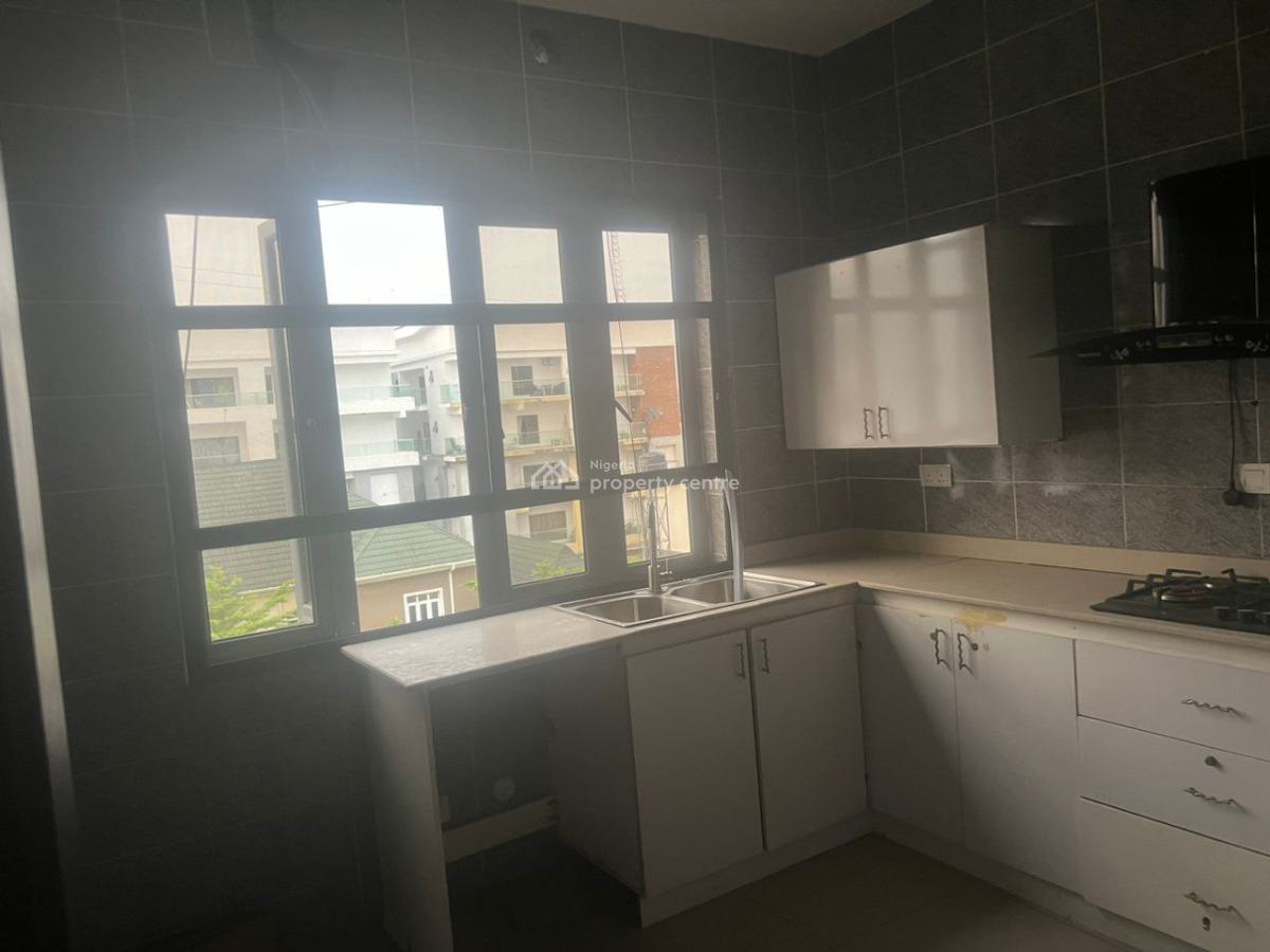 Standard 2 Bedroom Apartment, Lekki Phase 1, Lekki, Lagos, Flat / Apartment for Rent