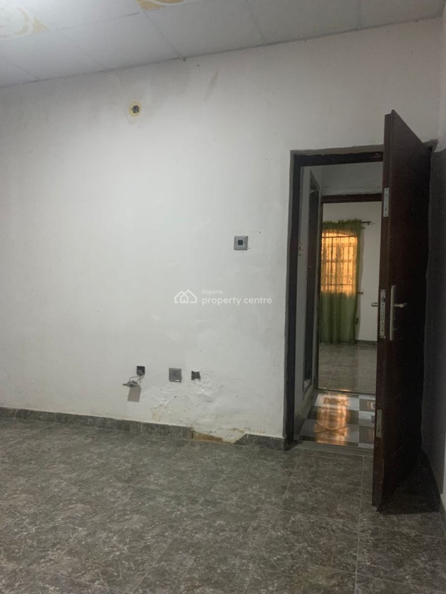 Well Maintained 3 Bedroom Flat on Second Floor., Surulere, Lagos, Flat / Apartment for Rent