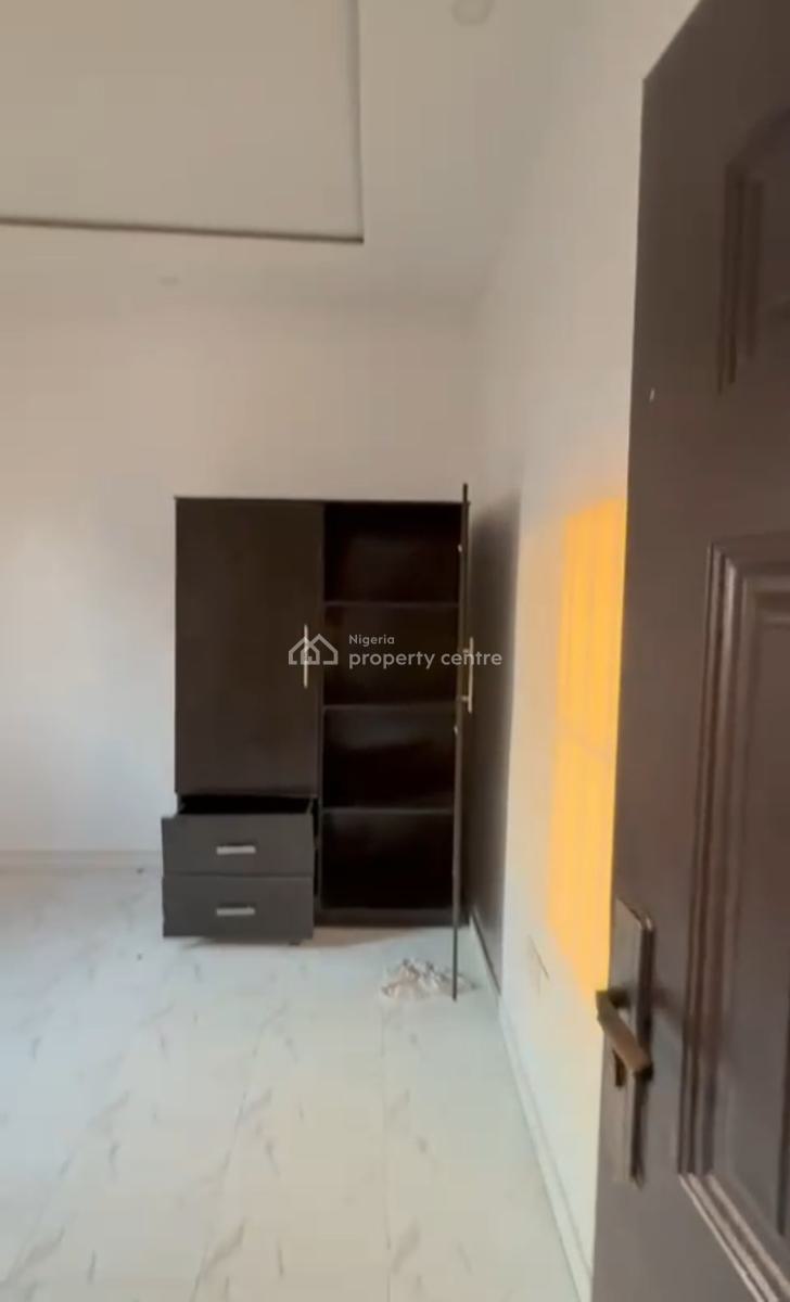 Executive & Powerfull 2 Bedroom Upstairs, Off Akinyemi, Alapere, Ketu, Lagos, Flat / Apartment for Rent