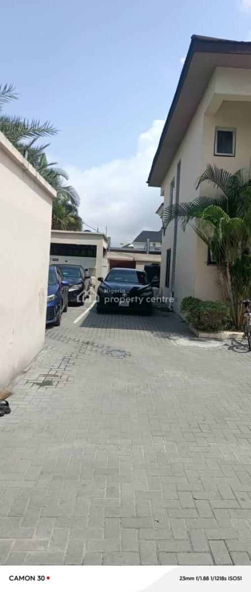 Serviced One-bedroom Penthouse, Lekki Phase 1, Lekki, Lagos, Flat / Apartment for Rent