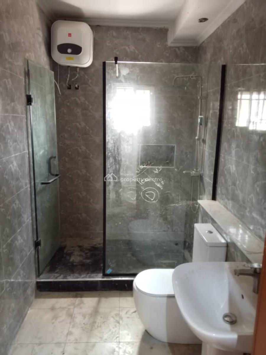 Well Renovated 4-bedroom Maisonette with Bq, Lekki Phase 1, Lekki, Lagos, Flat / Apartment for Rent