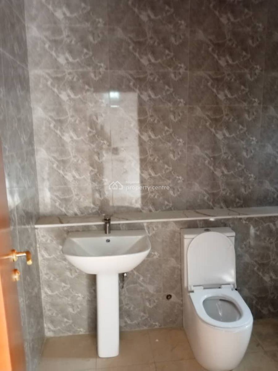 Well Renovated 4-bedroom Maisonette with Bq, Lekki Phase 1, Lekki, Lagos, Flat / Apartment for Rent