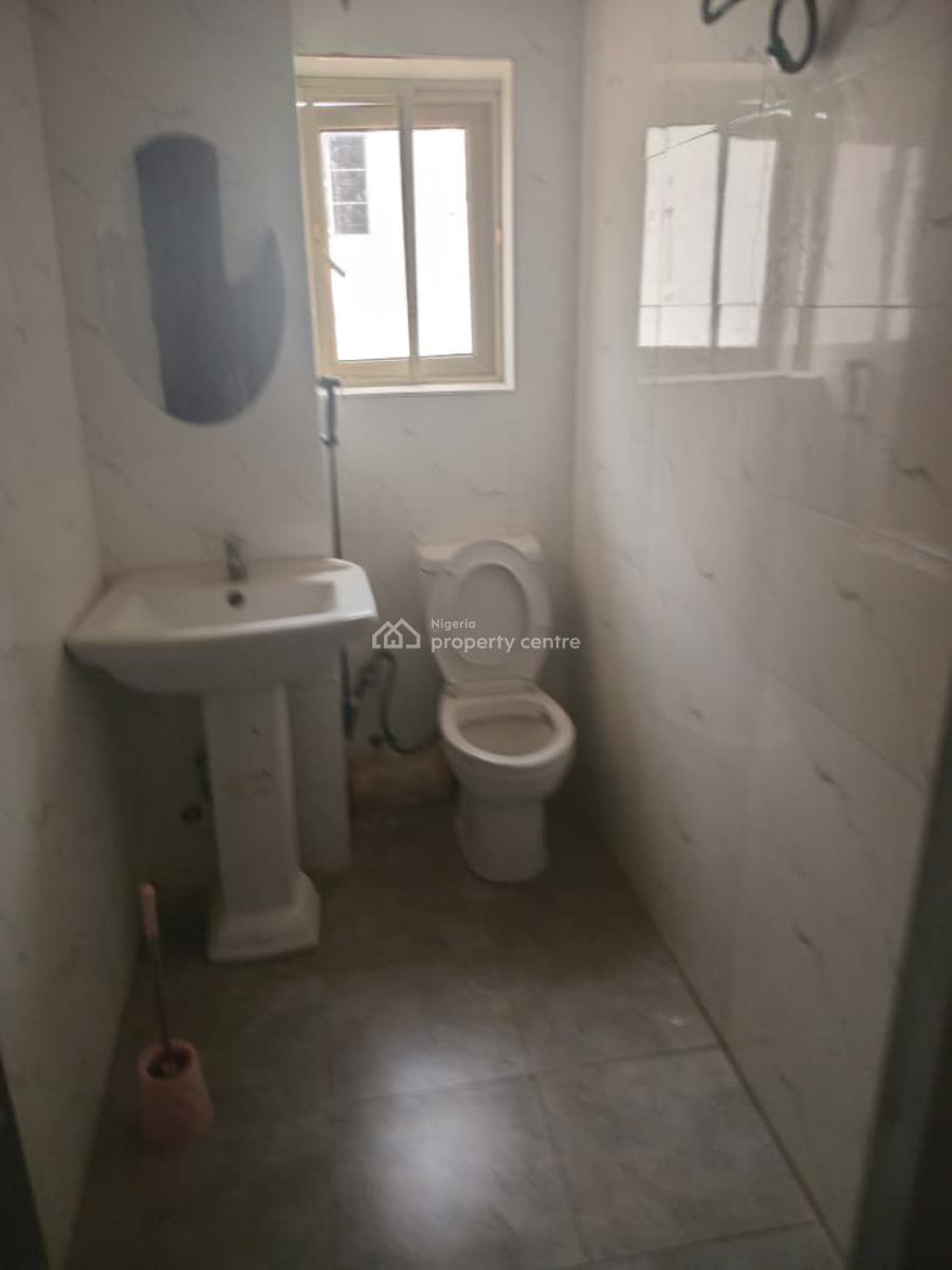 Lovely 2 Bedroom Flat Upstairs, Off Admiralty Way, Lekki Phase 1, Lekki, Lagos, Flat / Apartment for Rent