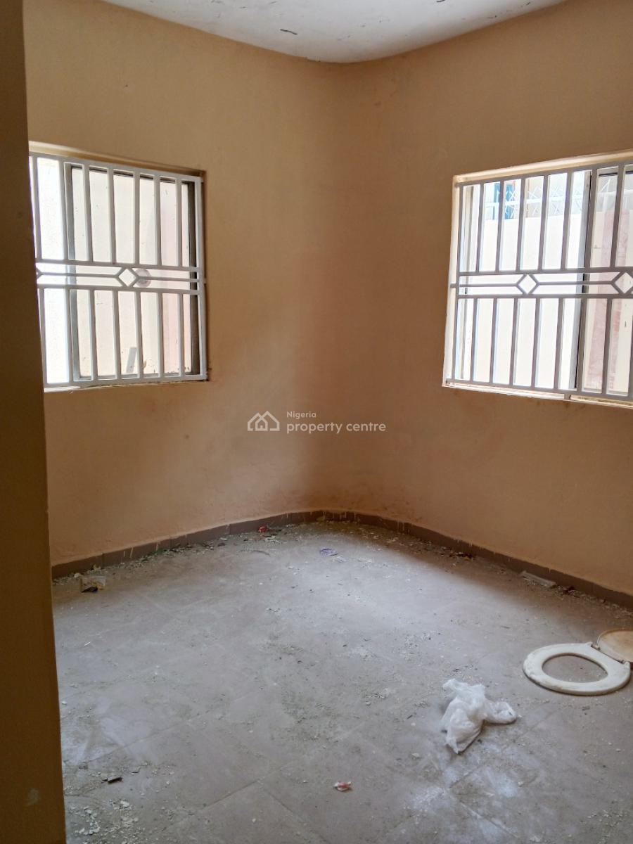 Clean 2 Bedroom, Aiyelegun Bucknor, Isolo, Lagos, Flat / Apartment for Rent